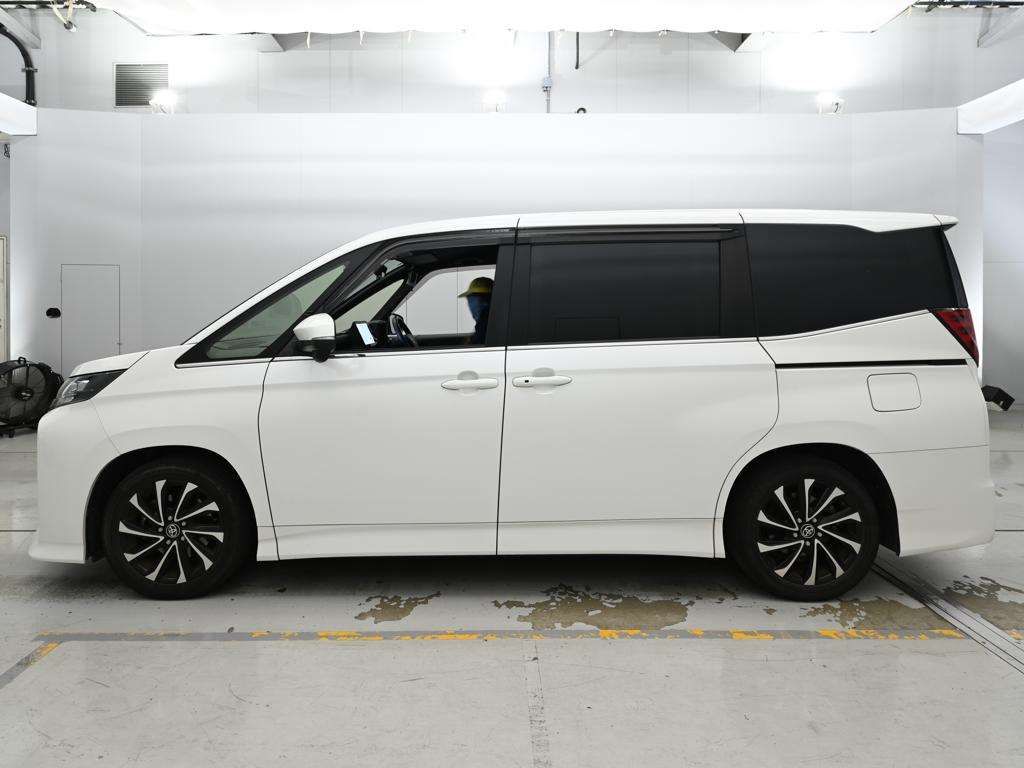 2022 Toyota Noah S-Z auction photo 4