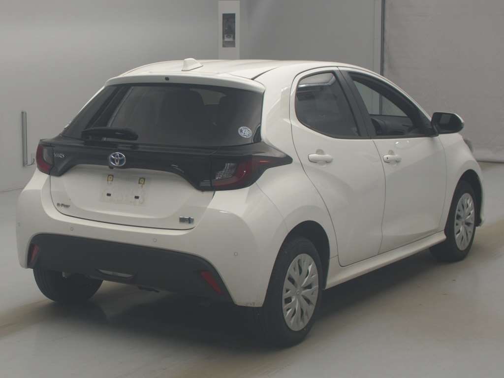 2023 Toyota Yaris ハイブリッドX 4WD auction photo 2