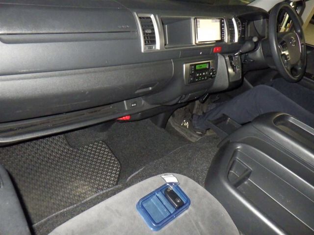 2024 Toyota Hiace GL 4WD auction photo 3