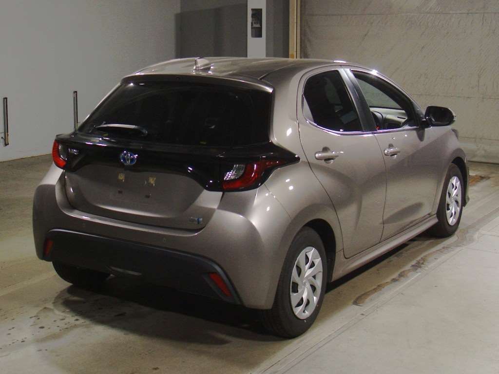 2022 Toyota Yaris ハイブリッドX auction photo 2
