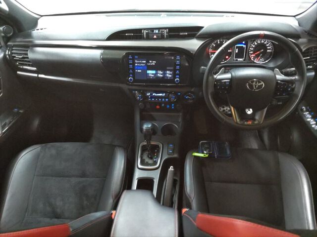 2023 Toyota Hilux Z GR Sport 4WD auction photo 3