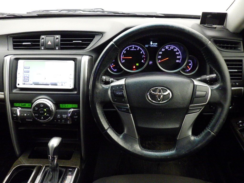 2013 Toyota Mark X 250G Four auction photo 3