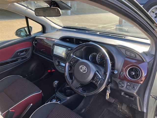 2017 Toyota Vitz ハイブリッドジュエラ auction photo 3
