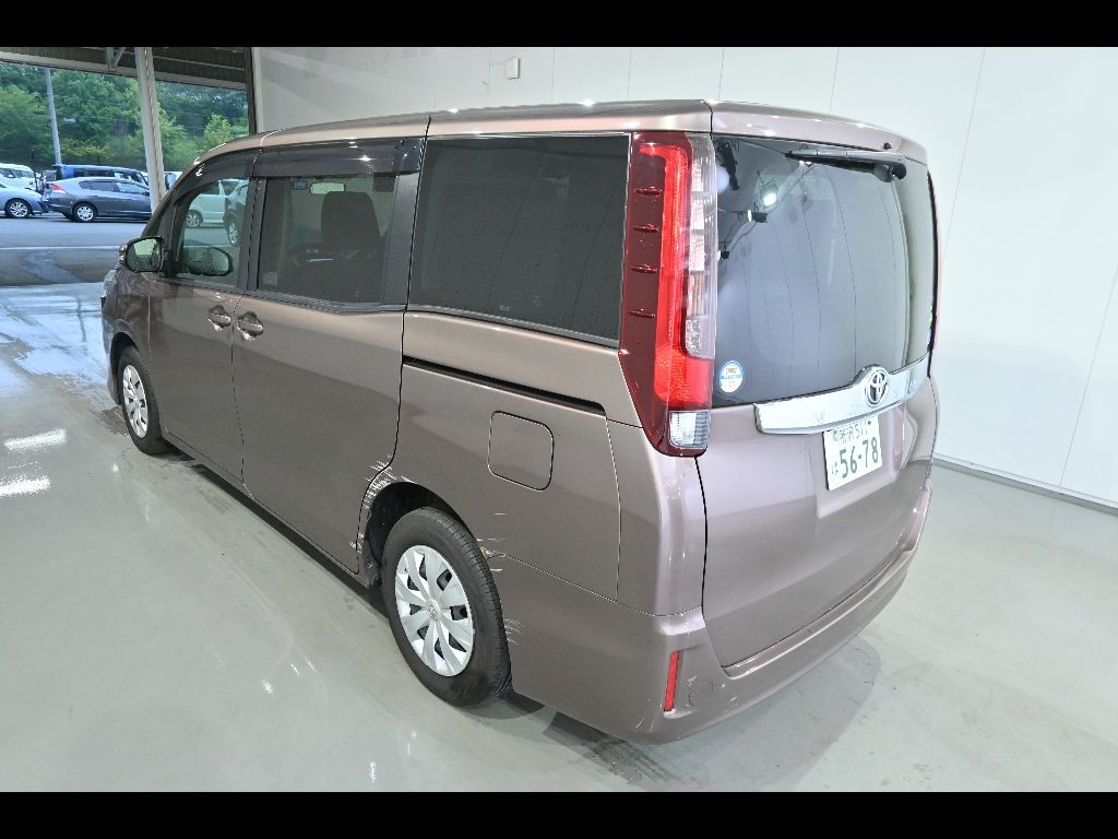 2014 Toyota Noah X 7 people auction photo 5