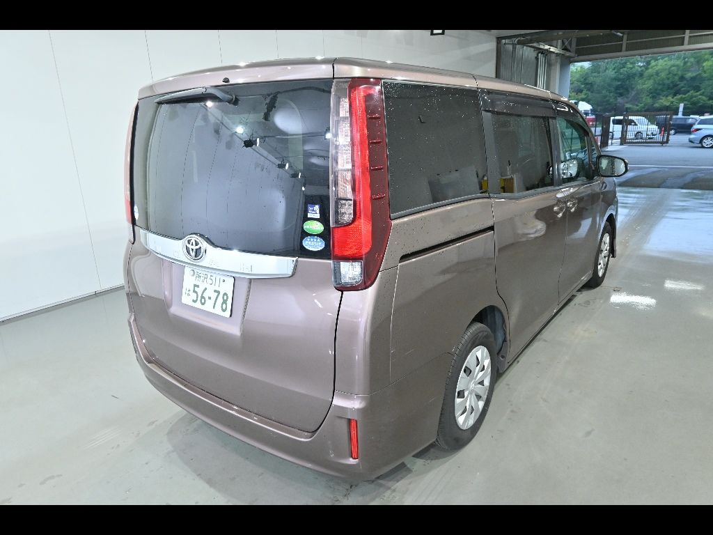 2014 Toyota Noah X 7人 auction photo 2