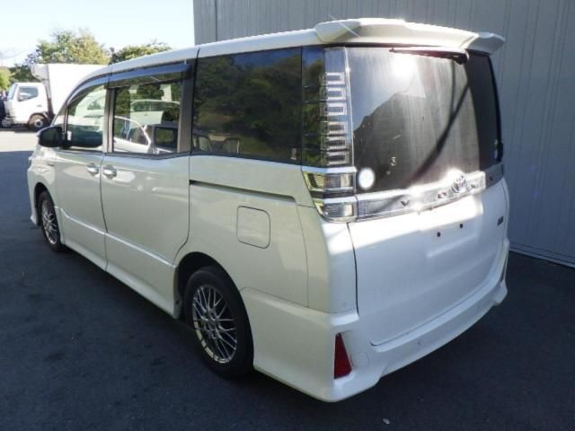 2019 Toyota Voxy ハイブリッドZS 煌II auction photo 2