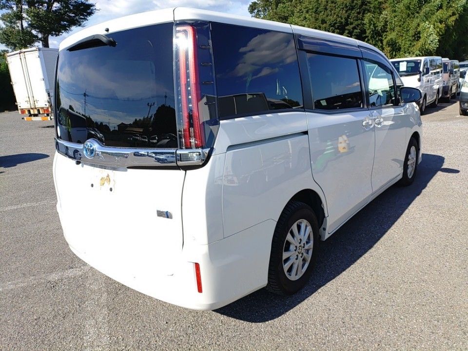 2021 Toyota Noah auction photo 2