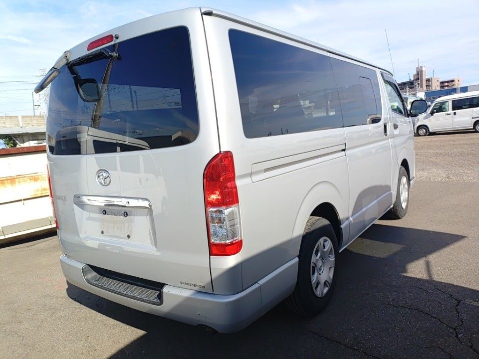 2017 Toyota Hiace auction photo 2