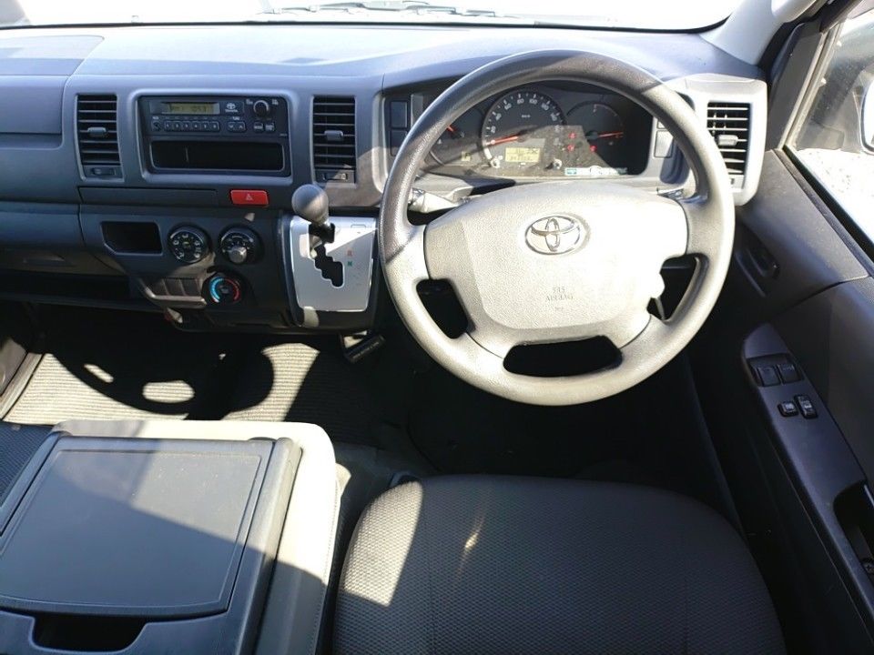 2017 Toyota Hiace auction photo 3