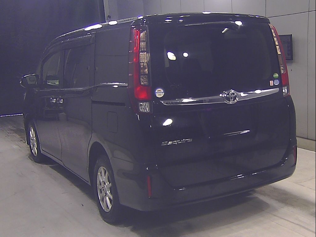 2015 Toyota Esquire 4WD Xi 8 people auction photo 5