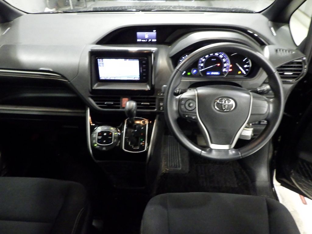 2015 Toyota Esquire 4WD Xi 8 people auction photo 3