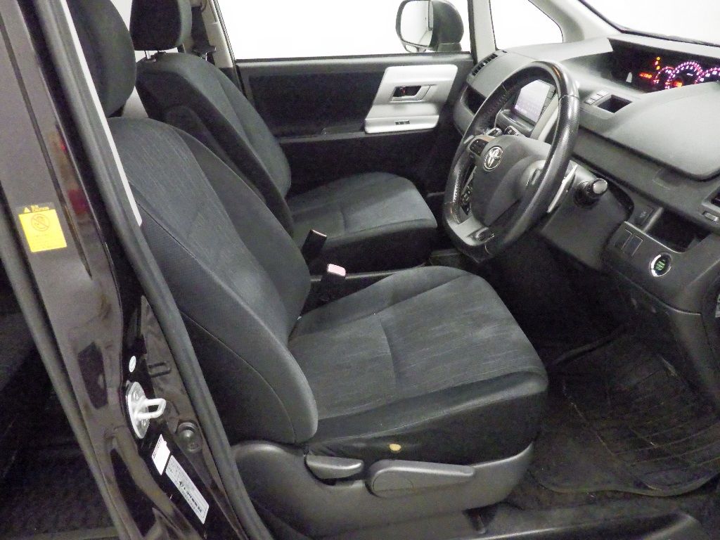 2011 Toyota Voxy auction photo 6