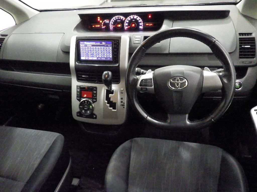 2011 Toyota Voxy auction photo 3
