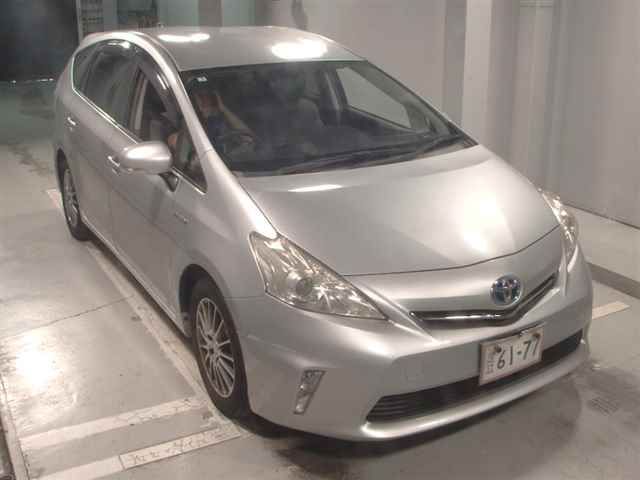 Japan Auction Vehicles 8 2013 Toyota Prius Alpha S L Selection auction photo