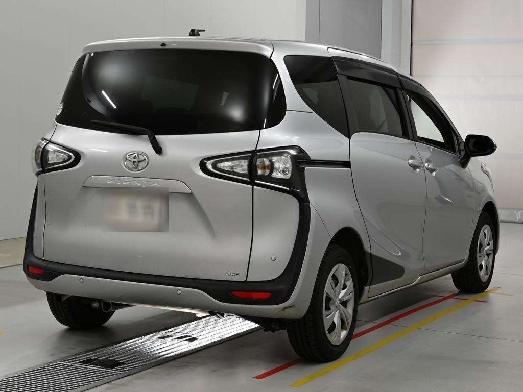 2022 Toyota Sienta X 4WD auction photo 2