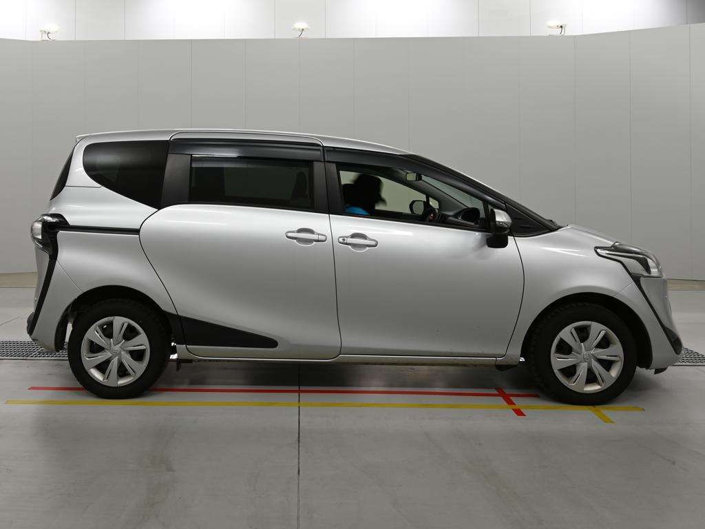 2022 Toyota Sienta X 4WD auction photo 3