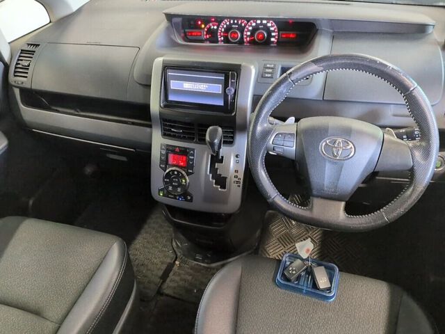 2014 Toyota Voxy ZS Kirameki Z auction photo 3