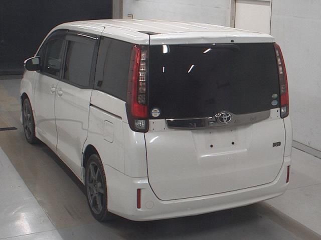 2017 Toyota Noah Si WxB auction photo 2