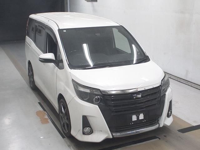2017 Toyota Noah Si WxB Japan auction vehicle