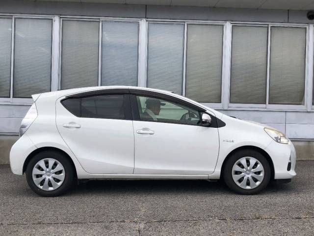 2014 Toyota Aqua S auction photo 2