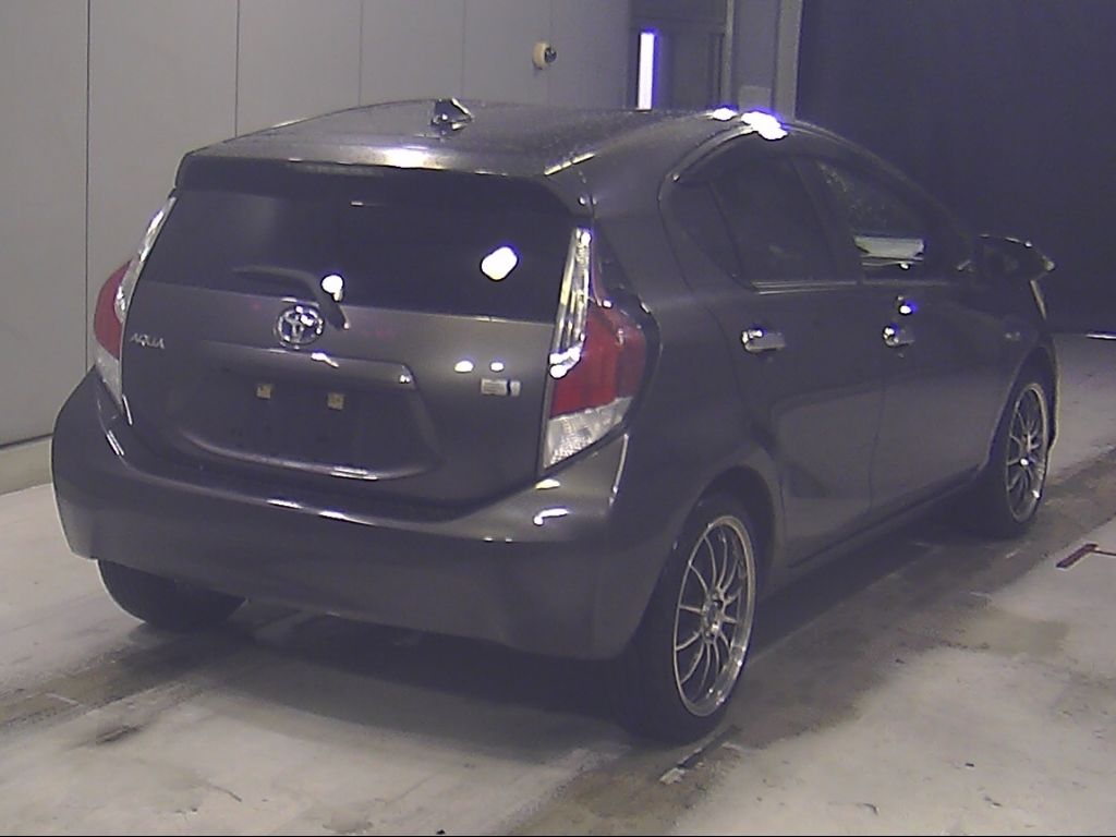 2015 Toyota Aqua S auction photo 2