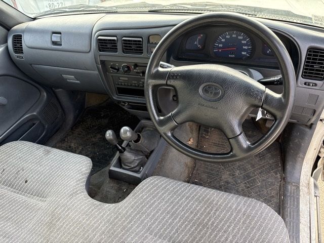 2001 Toyota Hilux Truck, 4WD Deluxe auction photo 4