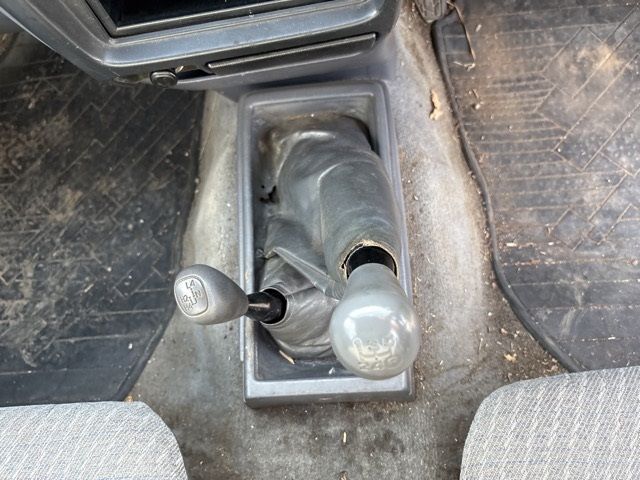 2001 Toyota Hilux Truck, 4WD Deluxe auction photo 5