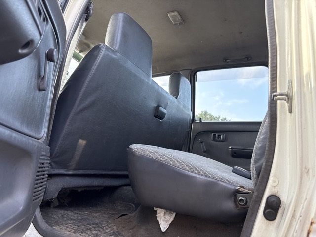 2001 Toyota Hilux Truck, 4WD Deluxe auction photo 10