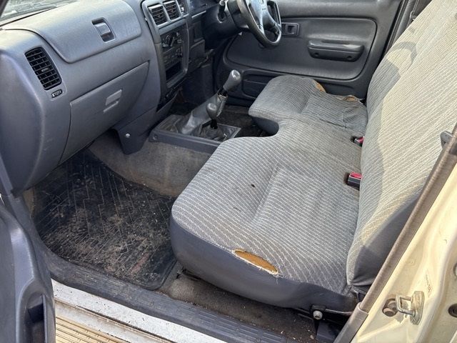 2001 Toyota Hilux Truck, 4WD Deluxe auction photo 9