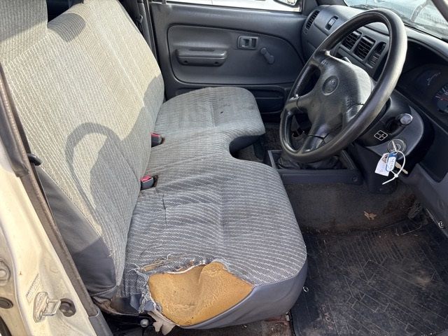 2001 Toyota Hilux Truck, 4WD Deluxe auction photo 8