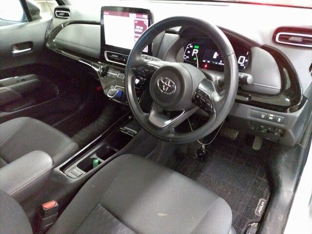 2023 Toyota Aqua G 4WD auction photo 3