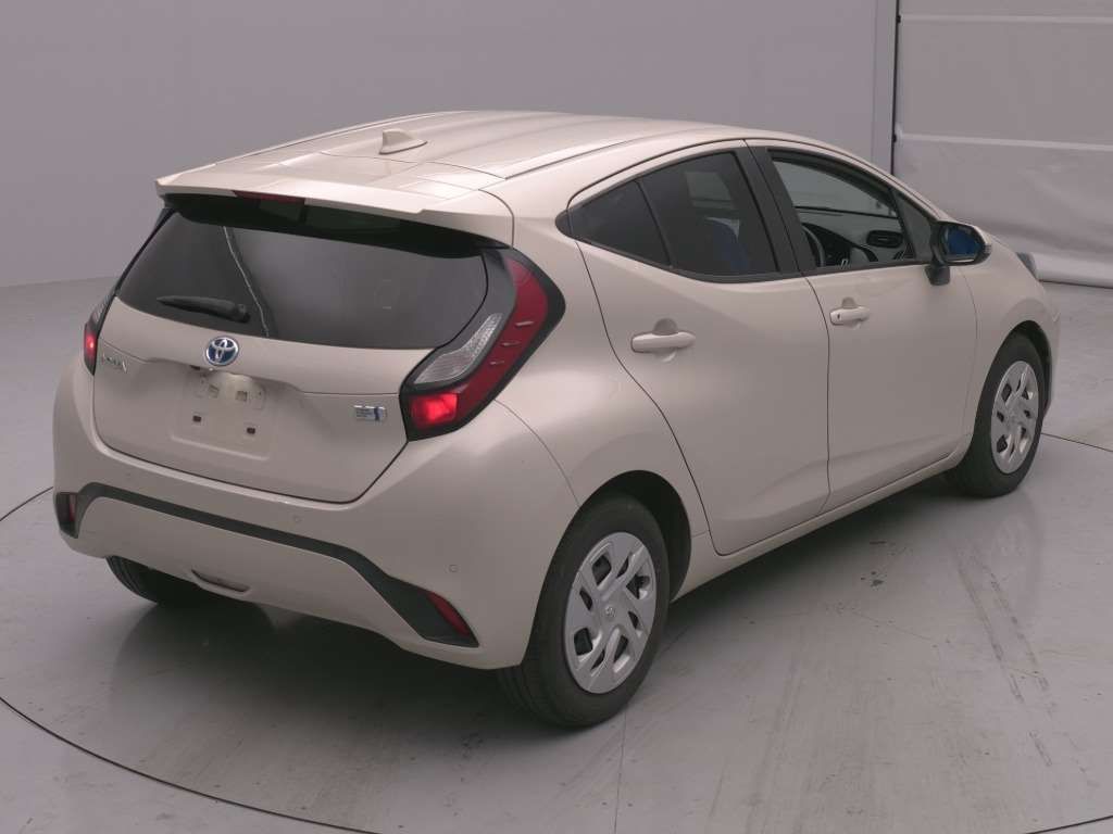 2022 Toyota Aqua X auction photo 2