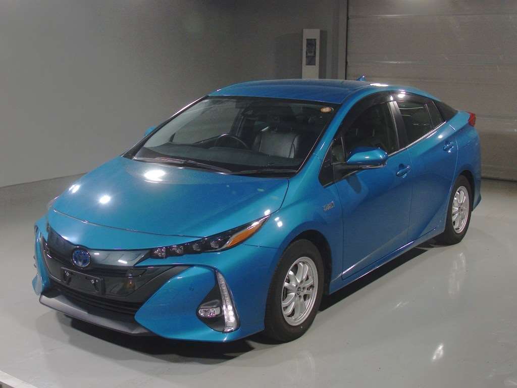 Japan Auction Vehicles 4 2019 Toyota Prius PHEV Sセーフティパッケージ auction photo