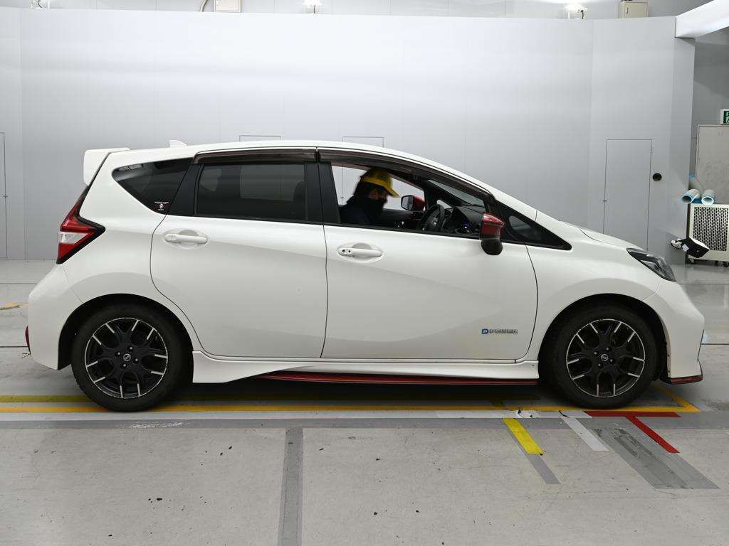 2017 Nissan Note e-パワーニスモ auction photo 3