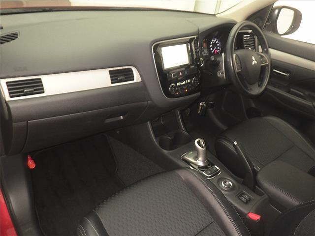 2015 Mitsubishi Outlander 4WD PHEV G Safety Package auction photo 4