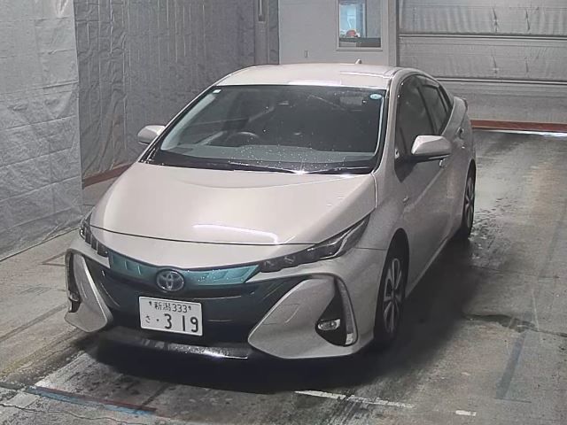 Japan Auction Vehicles 10 2017 Toyota Prius PHEV SナビPKG auction photo