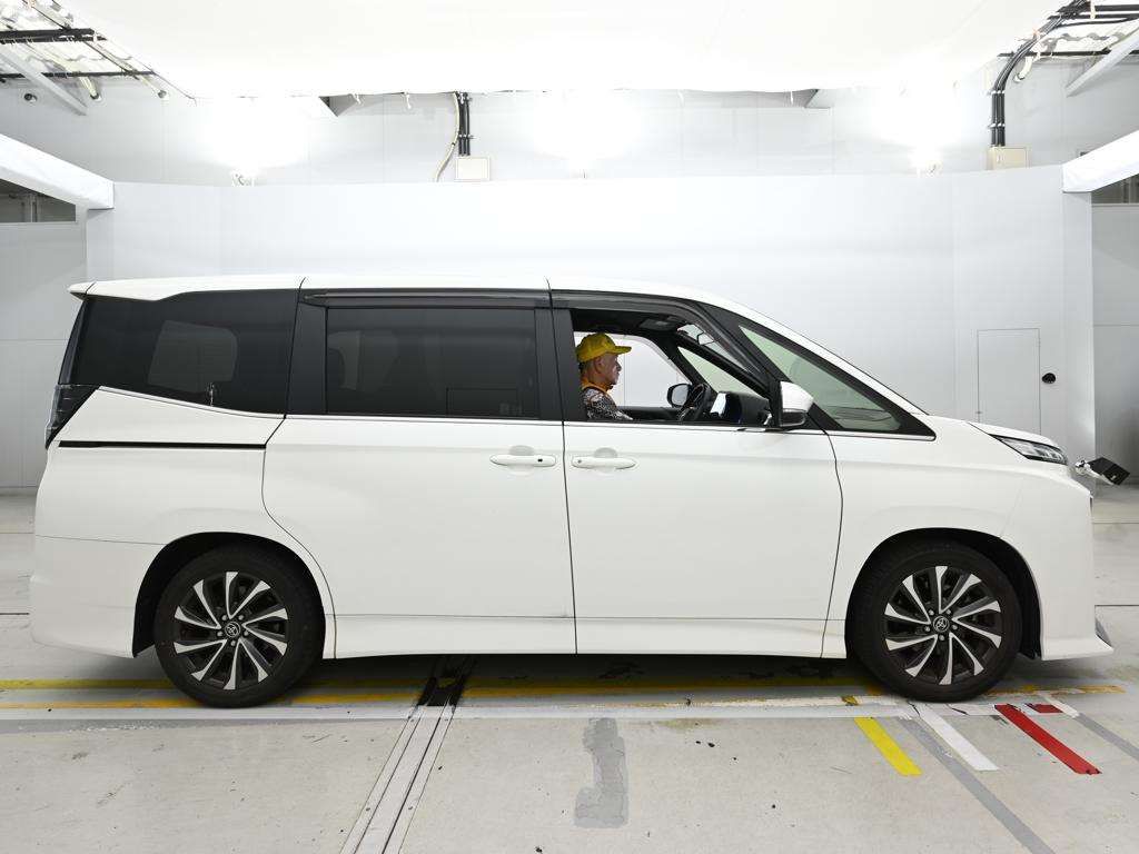 2022 Toyota Voxy ハイブリッドS-Z auction photo 3