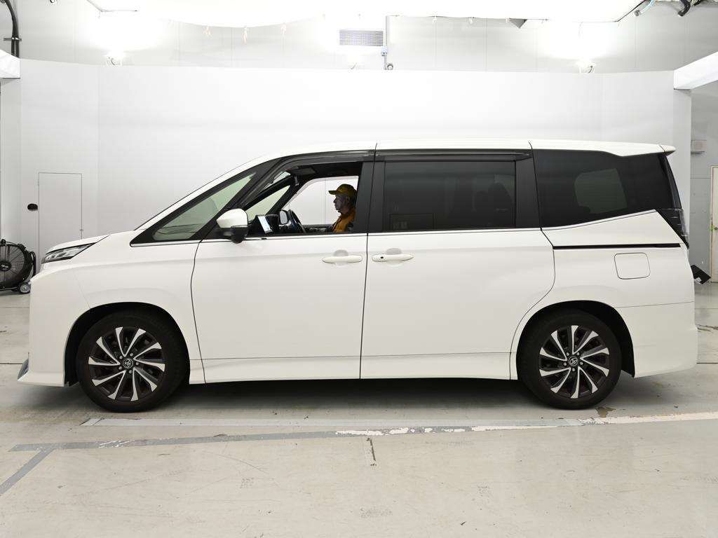 2022 Toyota Voxy ハイブリッドS-Z auction photo 4