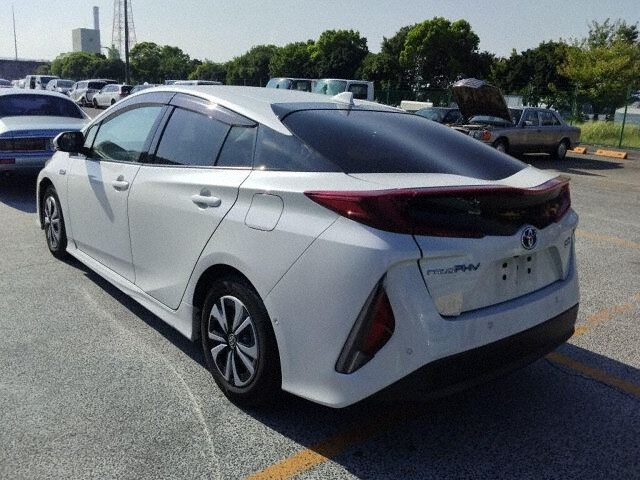 2018 Toyota Prius PHEV A auction photo 2