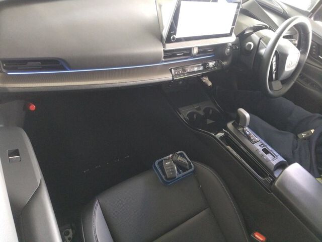 2024 Toyota Prius PHEV Z auction photo 3