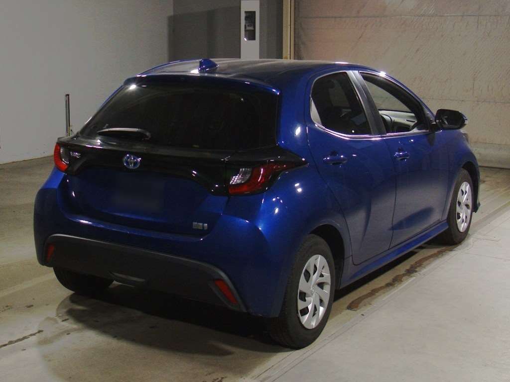 2022 Toyota Yaris ハイブリッドX auction photo 2