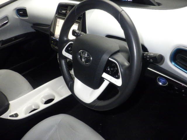 2016 Toyota Prius Aプレミアム auction photo 3