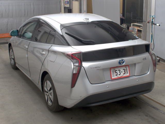 2016 Toyota Prius Aプレミアム auction photo 2