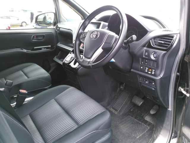 2017 Toyota Voxy ZS auction photo 3