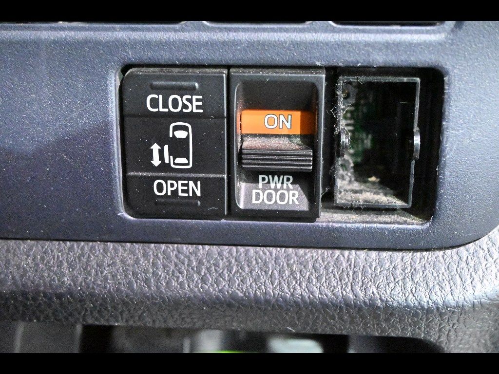 2016 Toyota Noah 4WD X auction photo 9