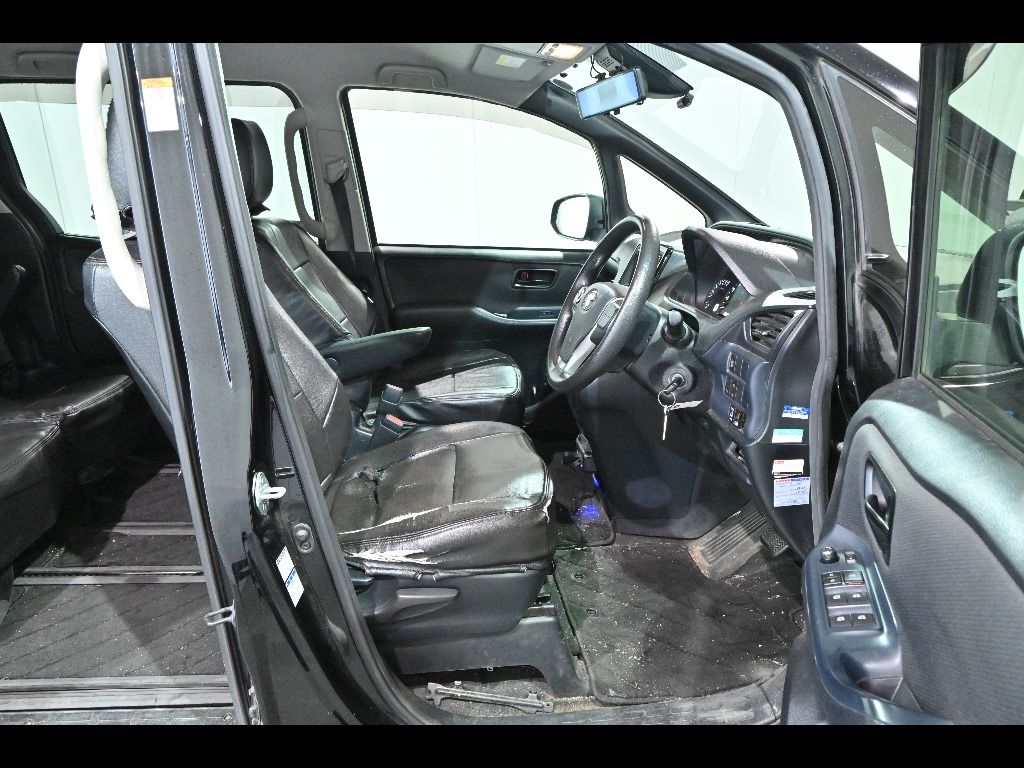 2016 Toyota Noah 4WD X auction photo 6