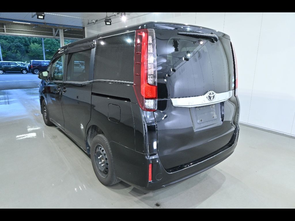 2016 Toyota Noah 4WD X auction photo 5
