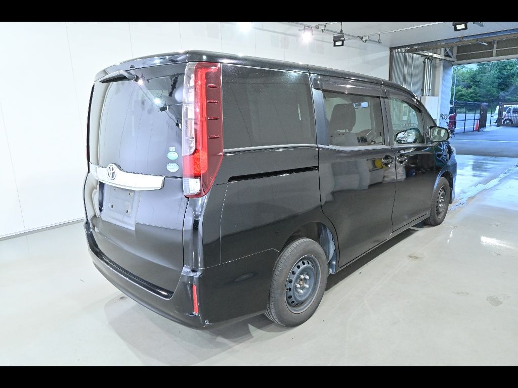 2016 Toyota Noah 4WD X auction photo 2