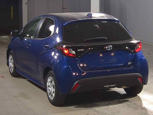 2022 Toyota Yaris ハイブリッドX auction photo 2