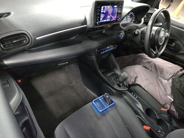 2022 Toyota Yaris ハイブリッドX auction photo 3
